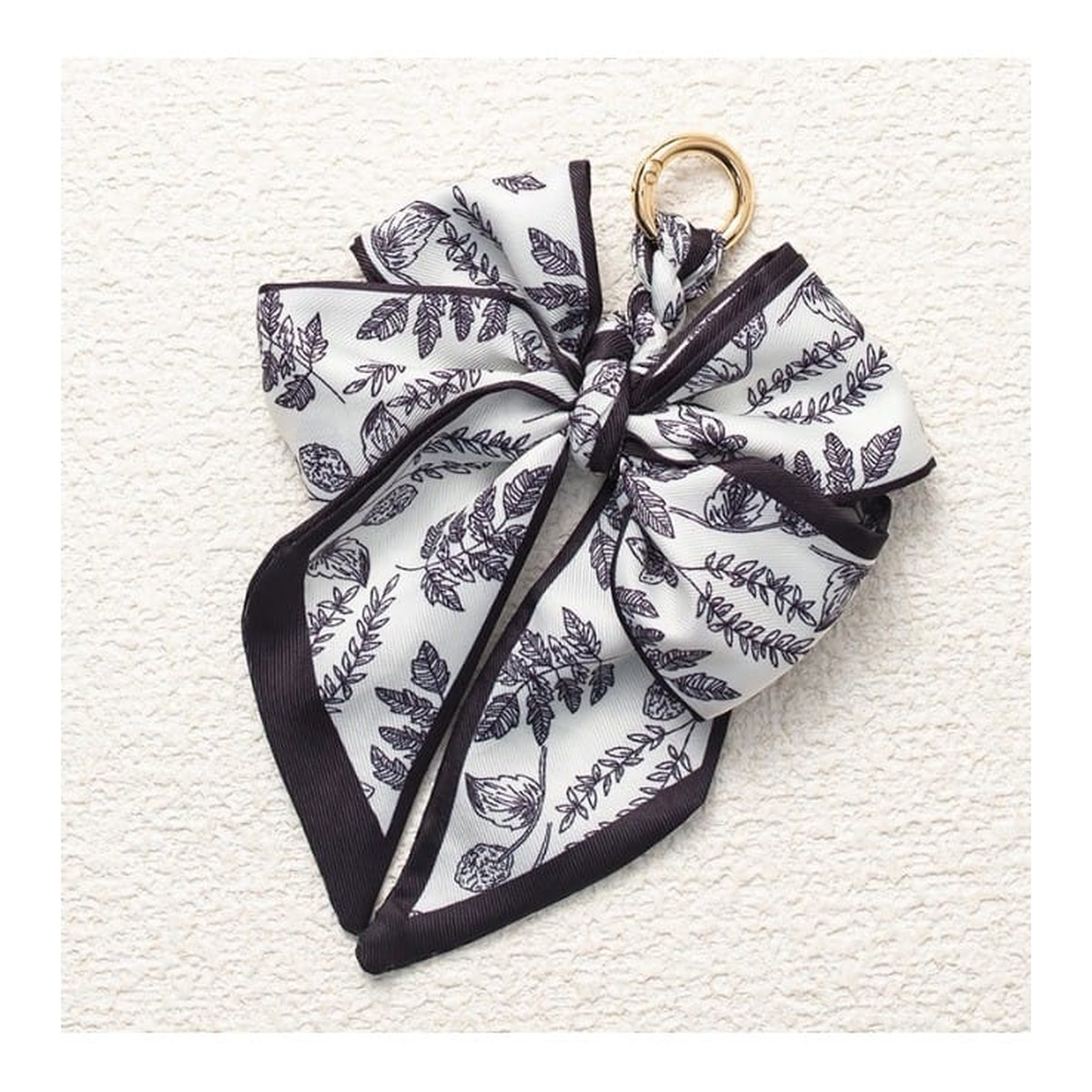 Ecarla Brelok do kluczy elegancki wzór kwiatowy kokarda BRL372