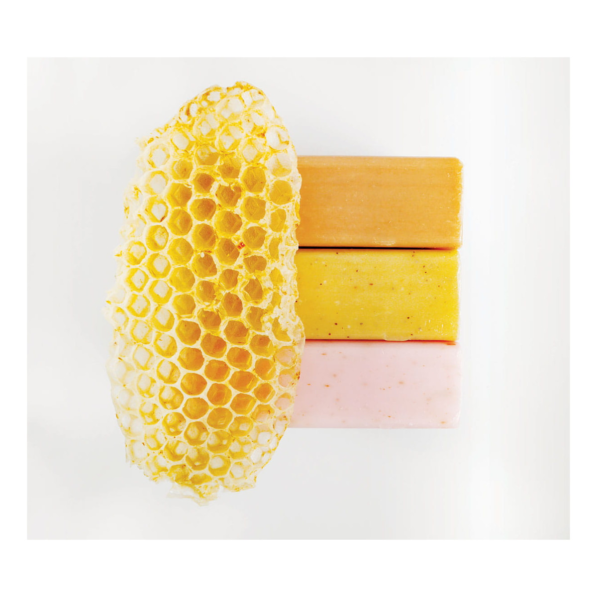 Lullalove Hello Honey Peelingujące mydło z pyłkiem pszczelim i miodem 100g