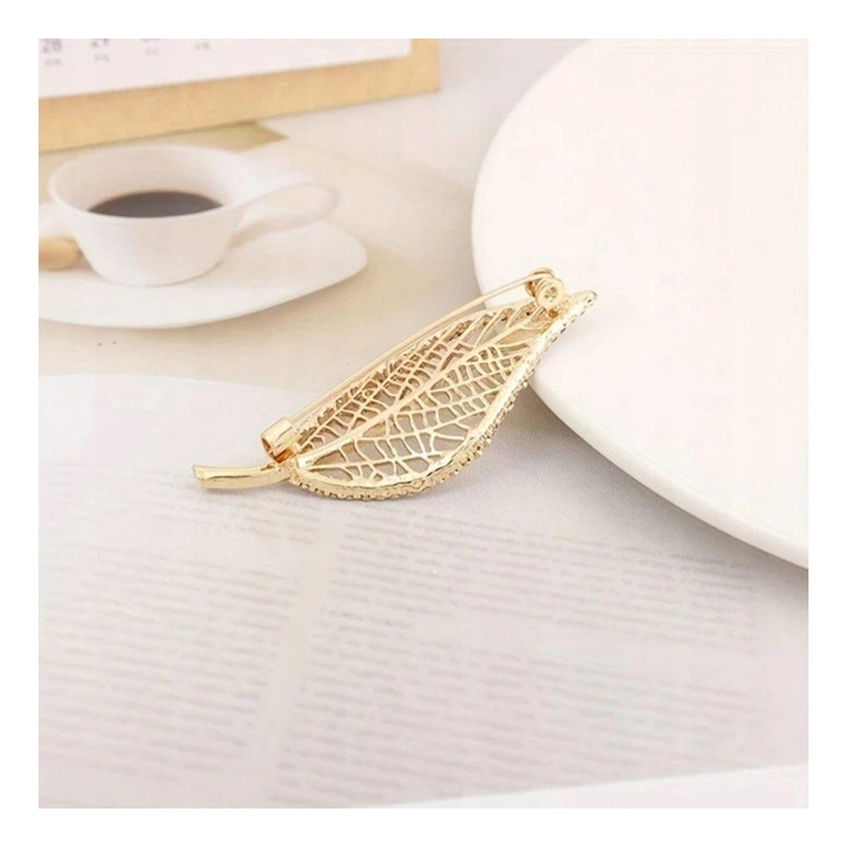 Ecarla Broszka ozdobna - złoty liść z cyrkoniami BZ212