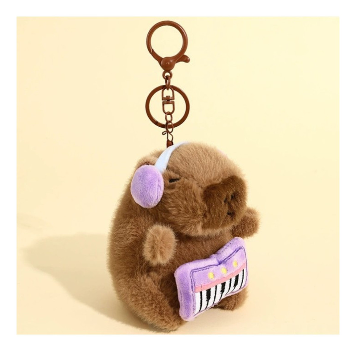 Brelok do kluczy pluszowa puchata Kapibara DJ ze słuchawkami BRL376