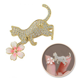 Broszka ozdobna emaliowana - kotek z kwiatkiem BZ211