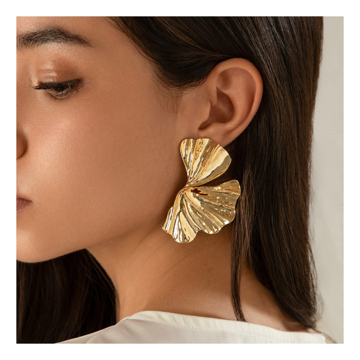 Ecarla Kolczyki wiszące, efektowne złote blaszki liście miłorzębu K1722