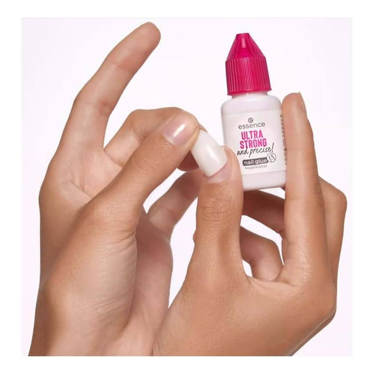 Essence Ultra Strong Bardzo mocny i precyzyjny klej do paznokci 8g