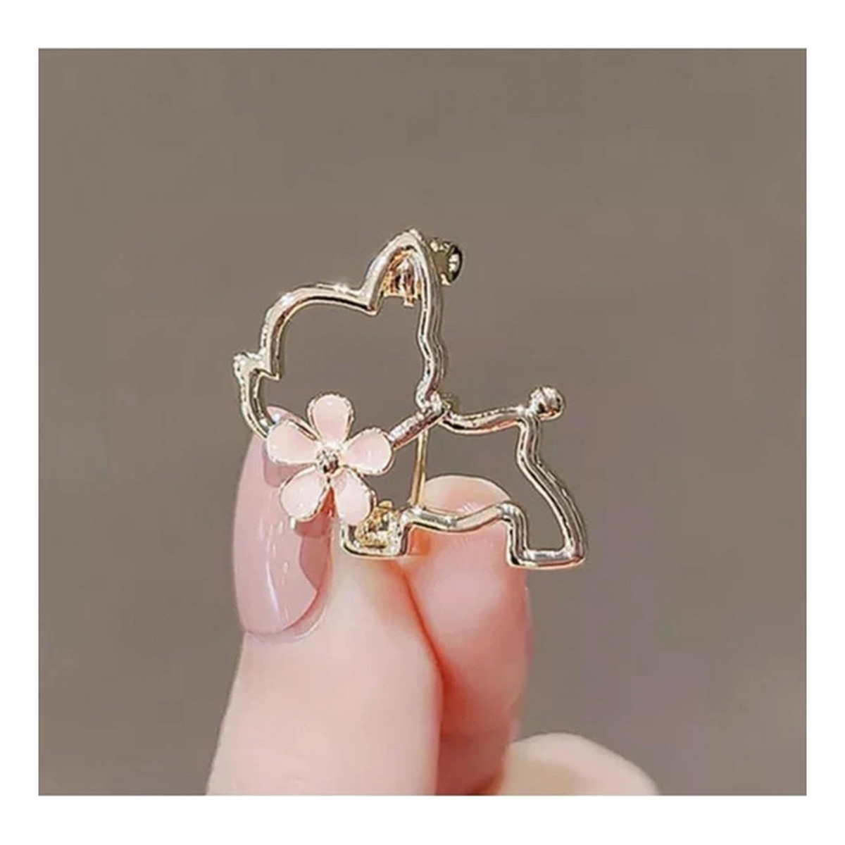 Ecarla Broszka ozdobna emaliowana - piesek z kwiatkiem BZ210