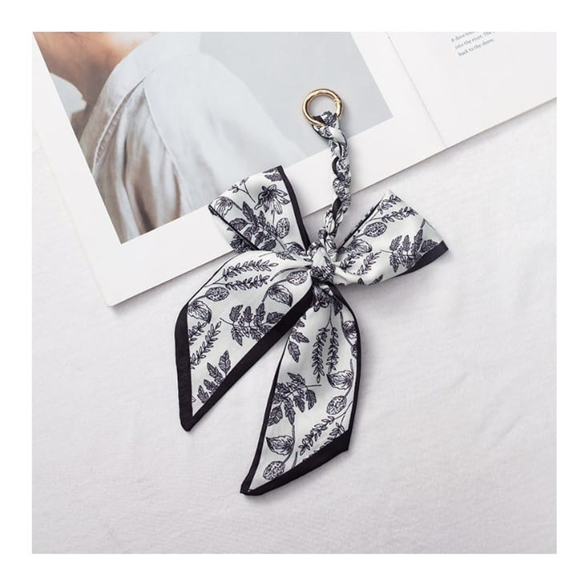 Ecarla Brelok do kluczy elegancki wzór kwiatowy kokarda BRL372