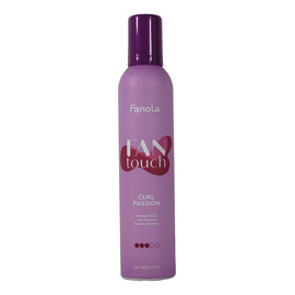 Pianka podkreślająca skręt włosów kręconych