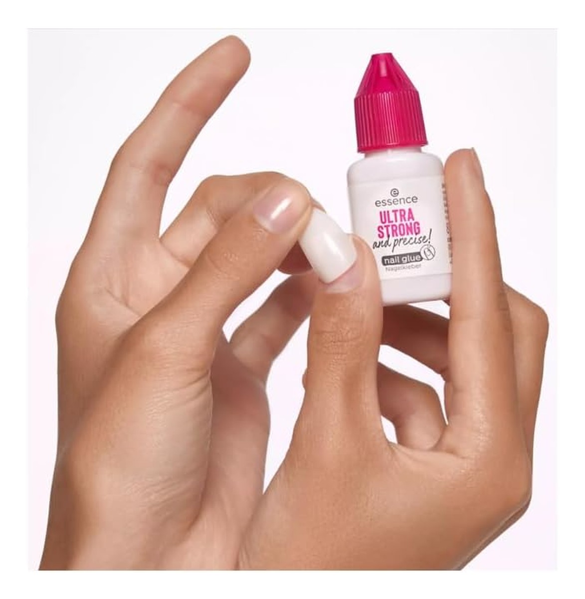 Bardzo mocny i precyzyjny klej do paznokci