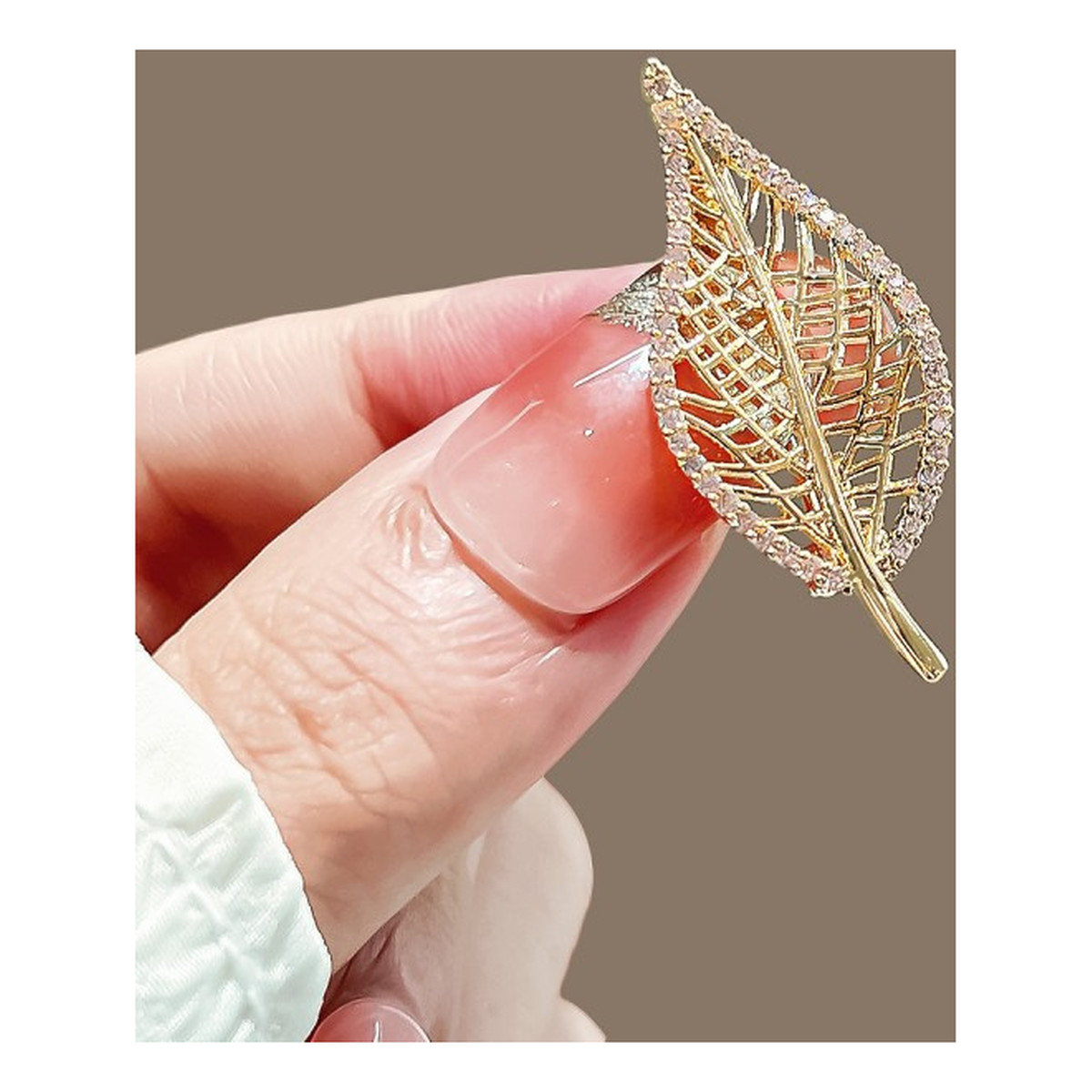 Ecarla Broszka ozdobna - złoty liść z cyrkoniami BZ212